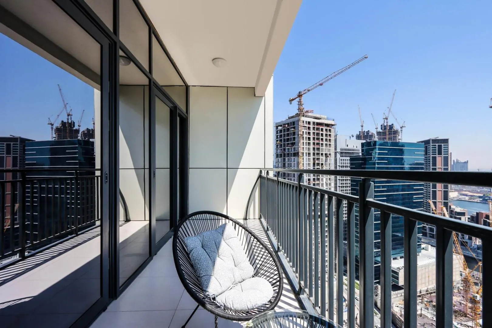 Canalfront Gem 1Br In Zada Tower By Livbnb Dubai Apartment